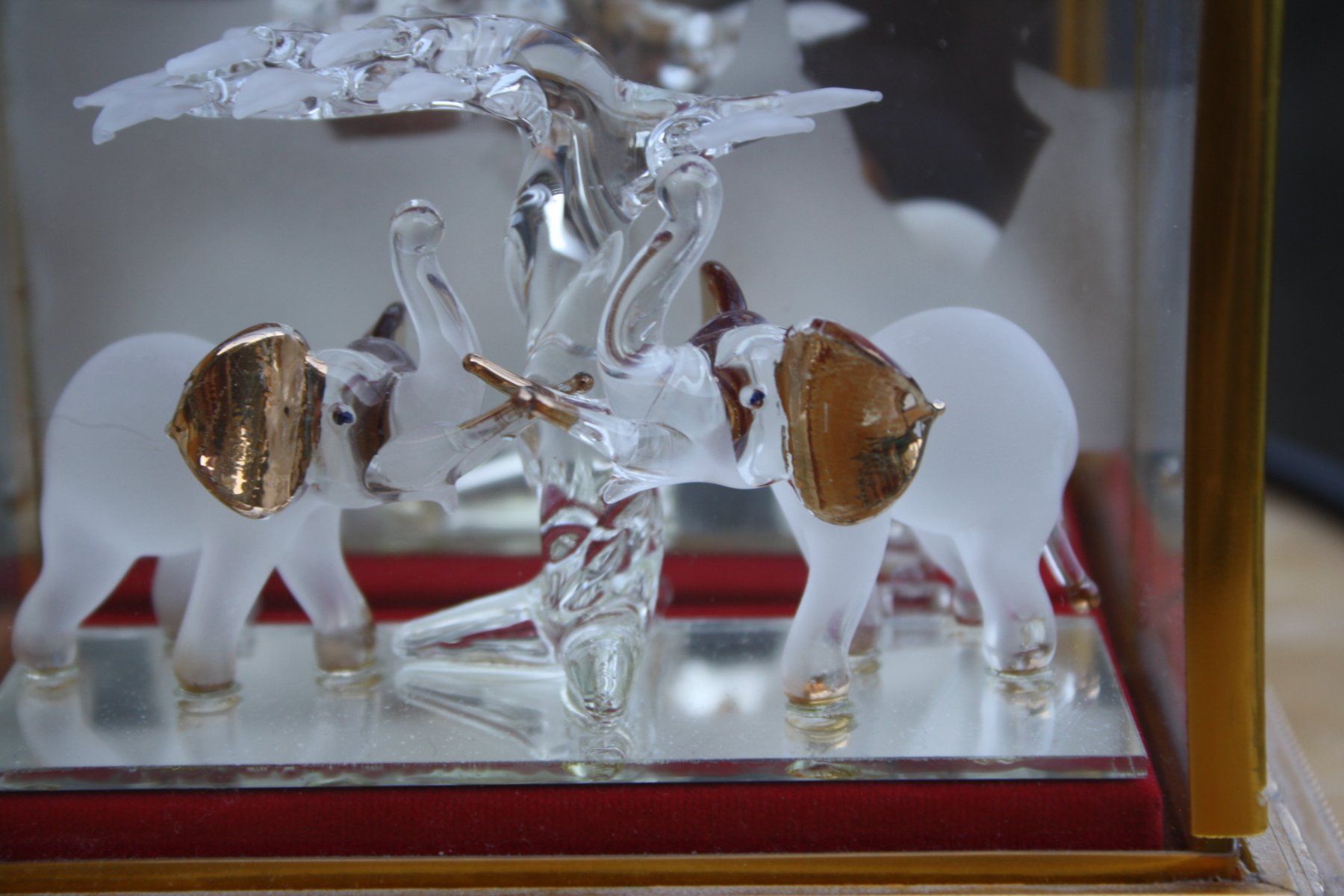 Statuette: GLAS ELEFANTEN IN GLASBOX MIT BAUM DEKORATION – Usato da Wauwil venduto da Pneuedy 2