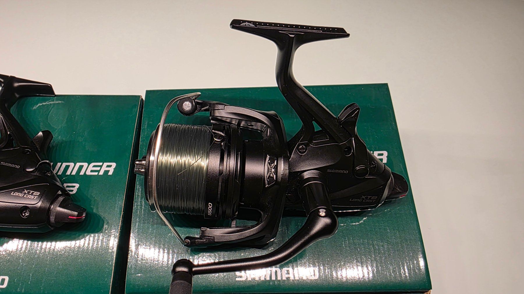 Shimano Tamburi & Mulinelli: 2x Shimano Medium Baitrunner Rollen LC 5500 XTB | NEU | OVP – Nuovo (secondo la descrizione) da Winterthur venduto da Riccimicki 3