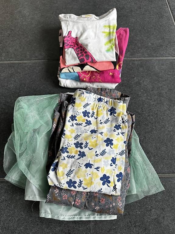Lotti & Set di vestiti: Kleiderpaket Mädchen Gr. 98/104 – Usato da Ottenbach venduto da bienemaja010