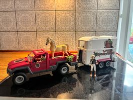 Schleich Pferdetransporter mit Zubeh"or und Figuren guter...
