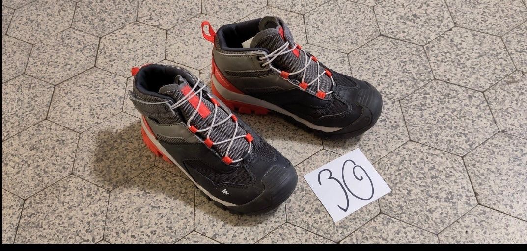 Decathlon Scarpe per ragazzi: Kinder Wanderschuhe, Gr. 30, Quechua, anthrazit rot, neuwert – Usato da Birrhard venduto da kristiii 1