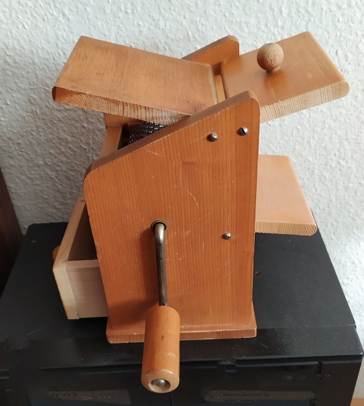 Elettrodomestici da cucina: Alte Käseraffel aus Holz – Usato da Chezard St-Martin venduto da Loucail 4