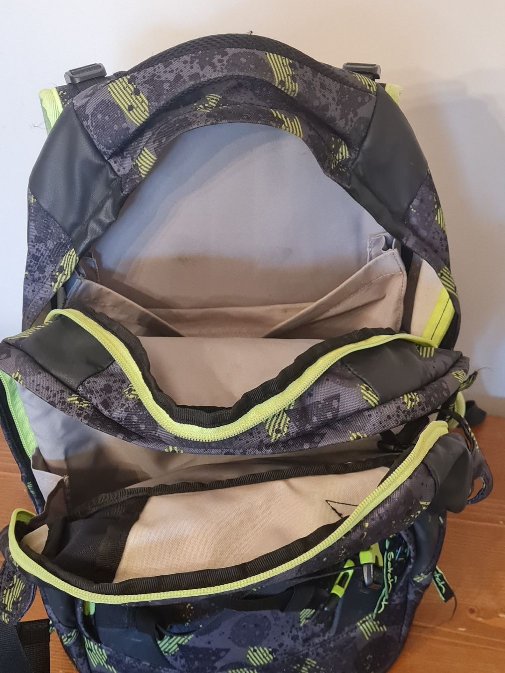 Satch Borse & Zaini: Satch Schulrucksack Grau / Grüngelb (gebraucht) – Usato da Uetendorf venduto da ueefred 3