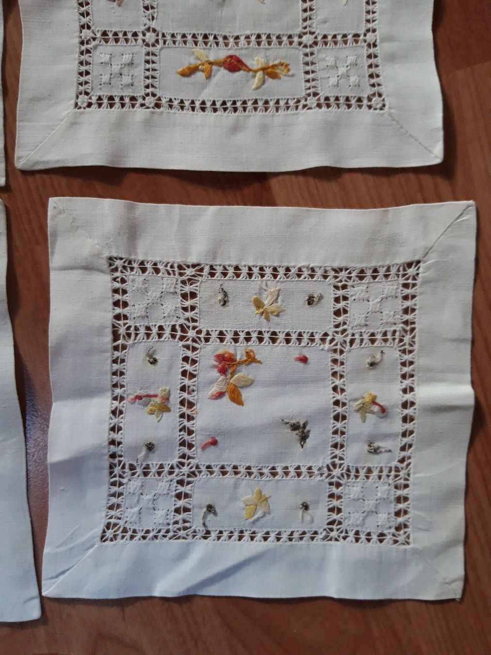 Set di tavolo e panche: 10 Glaseruntersatz, gestickte Handarbeit, antik – Usato da Näfels venduto da gil_sindamel 4