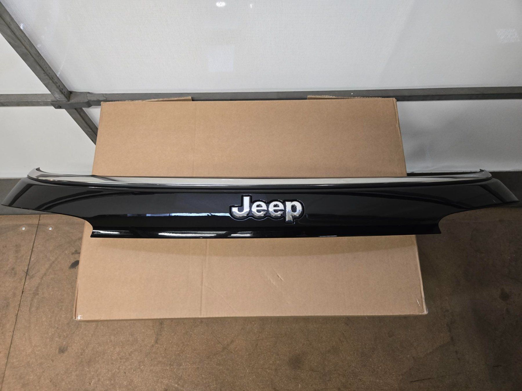 Jeep Tutti pezzi di ricambio auto: Zierleiste hinten Jeep Compass 5UN62KXJAC – Nuovo (secondo la descrizione) da Winterthur venduto da 8406Winterthur