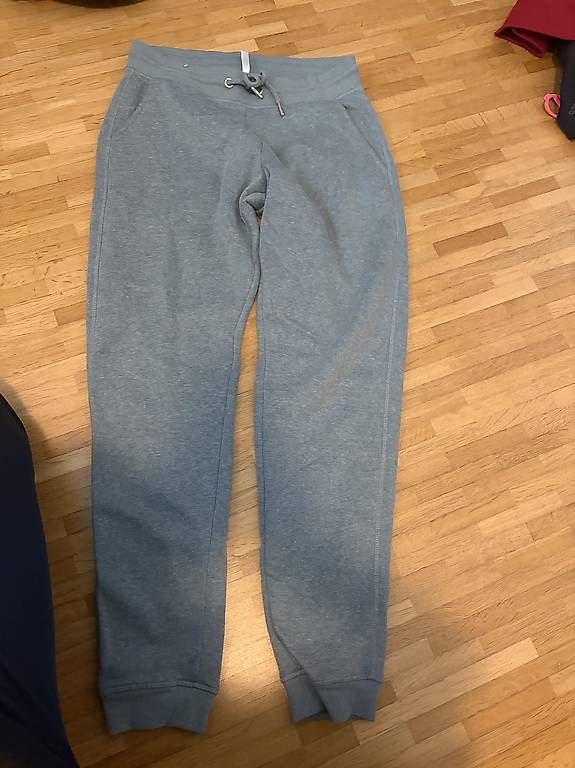 Hosen: Trainerhose Gr. S – Gebraucht aus Buochs von sen_7sbw