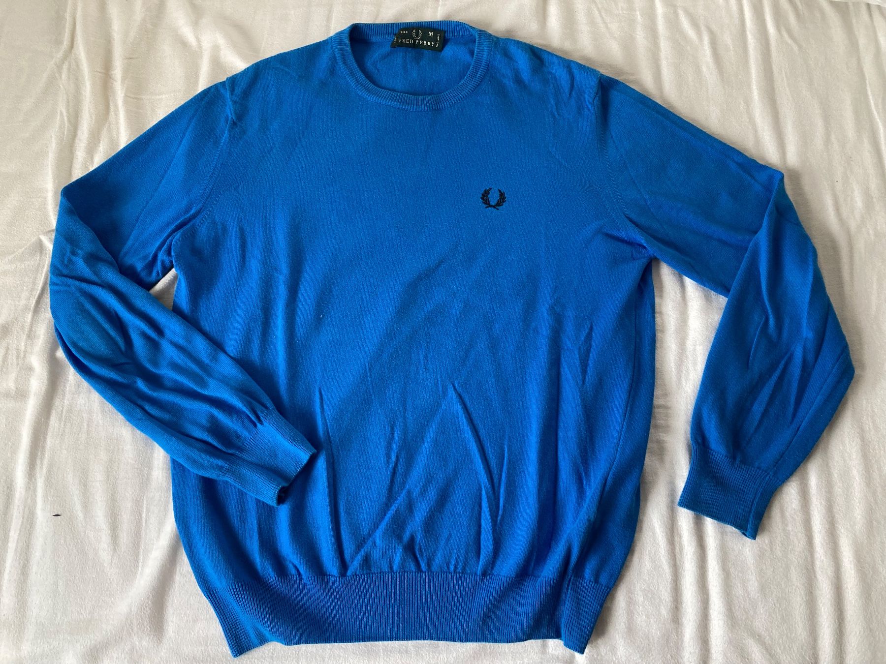 Fred Perry Pullover & Sweatshirts: Hellblauer Fred Perry Longsleeve Pullover (Gr. M, Baumwolle) – Neu (gemäss Beschreibung) aus Zollikofen von butch14
