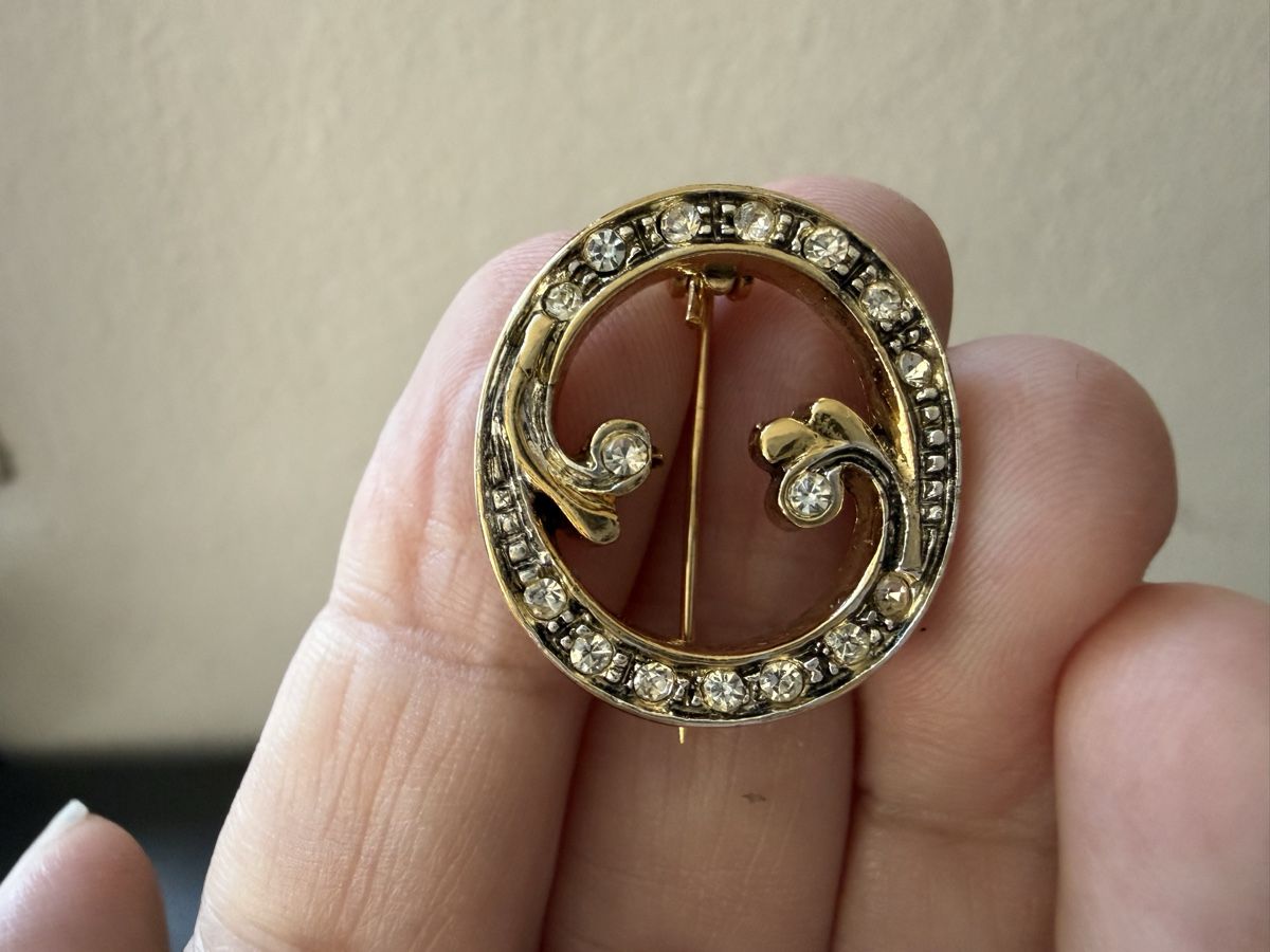 Broches & Aiguilles: Vintage-Brosche mit Initiale O goldfarben mit Strass. – D'occasion à Lamone par LaCantinaMagica 1