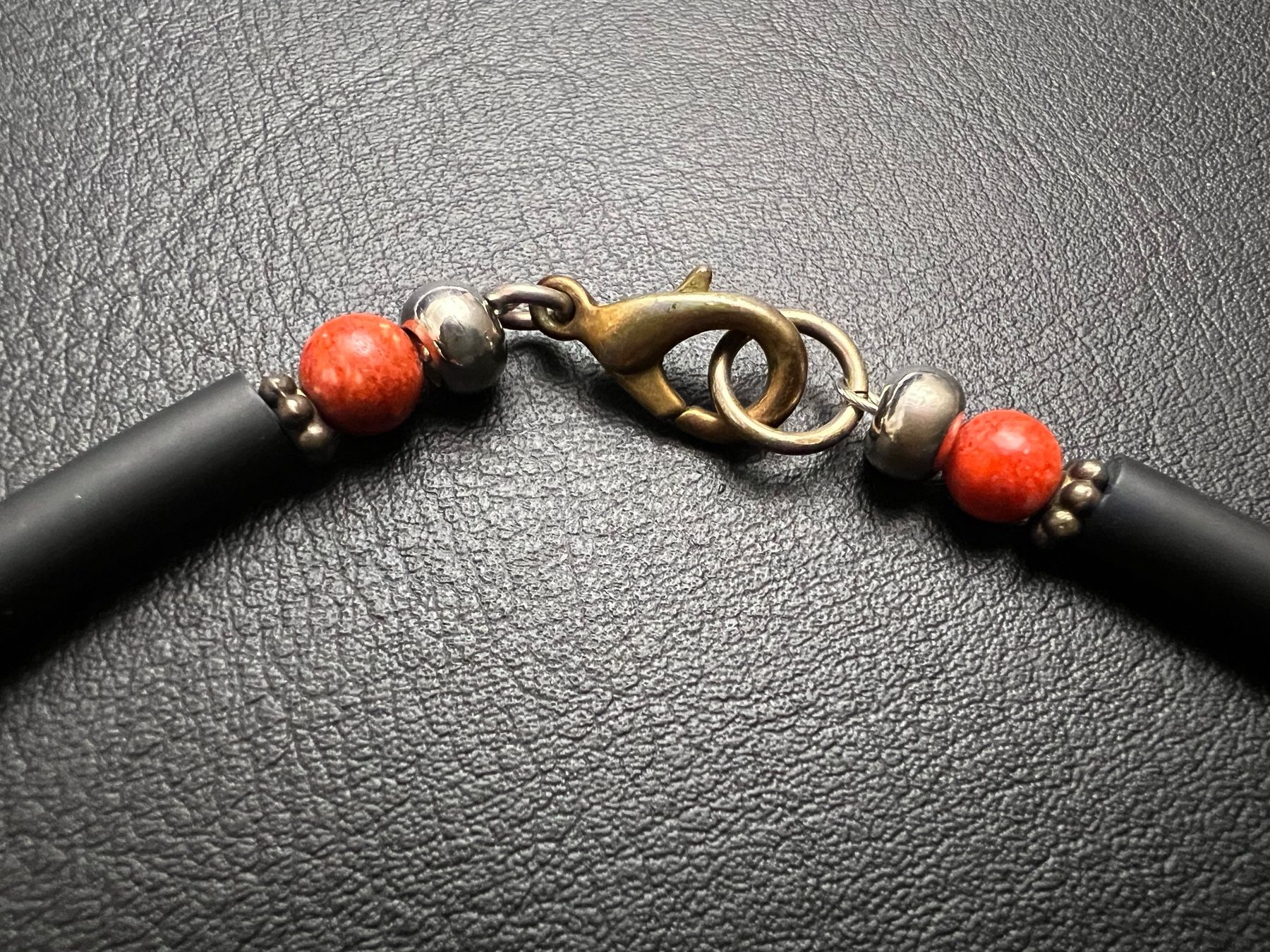 Catenine: Collier mit roter und schwarzer Koralle – Usato da Thalheim AG venduto da Cox-51 2