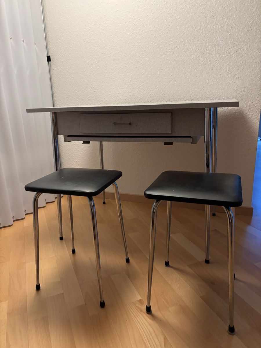 Set di tavolo e panche: Tisch mit 2 Hockern – Usato da Zürich venduto da Blumen027