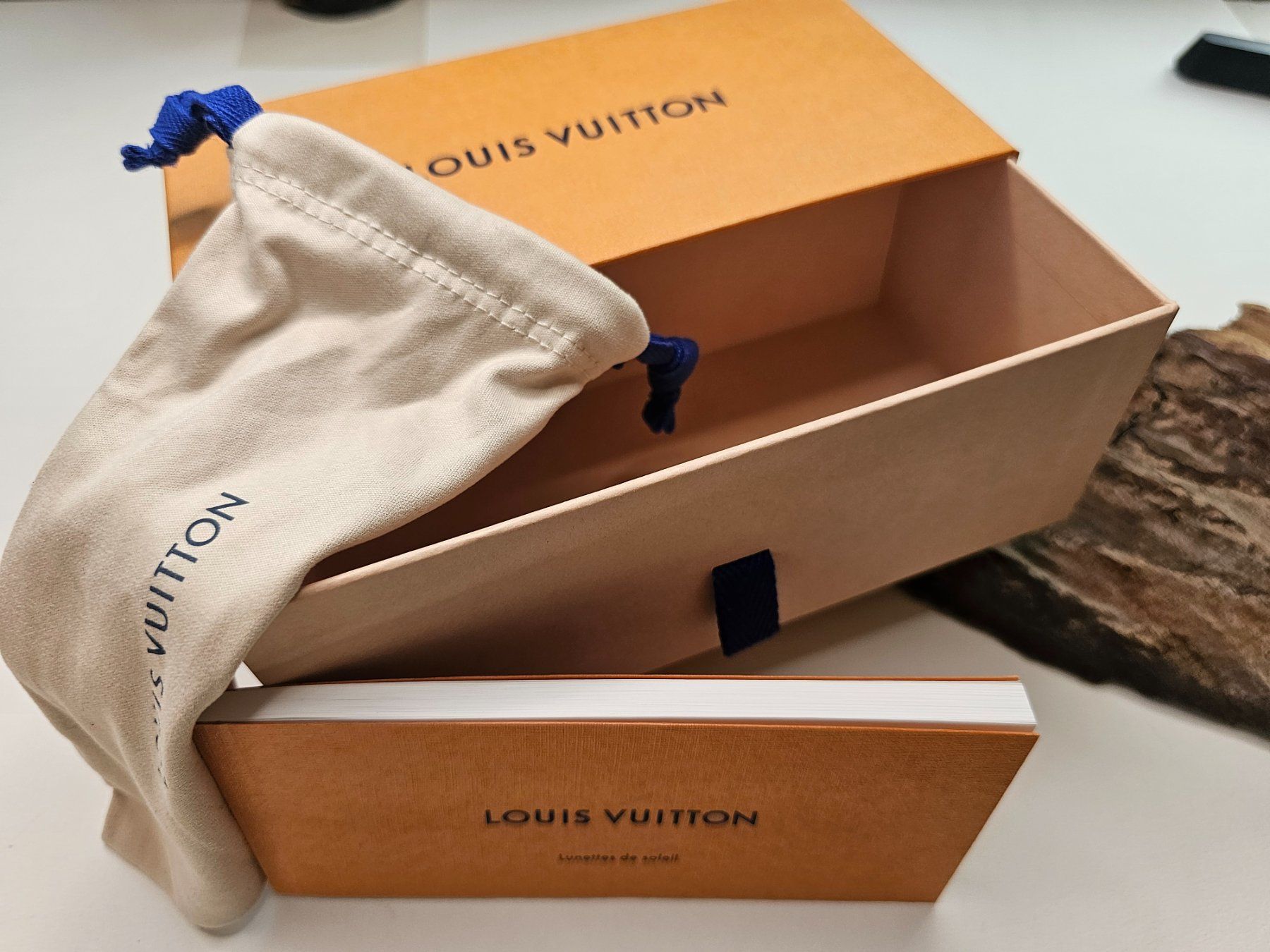 Louis Vuitton Altro in  Abbigliamento & Accessori: Louis Vuitton Sonnenbrillen Box mit Beutel – Usato da Zürich venduto da MaisonBelleCachet