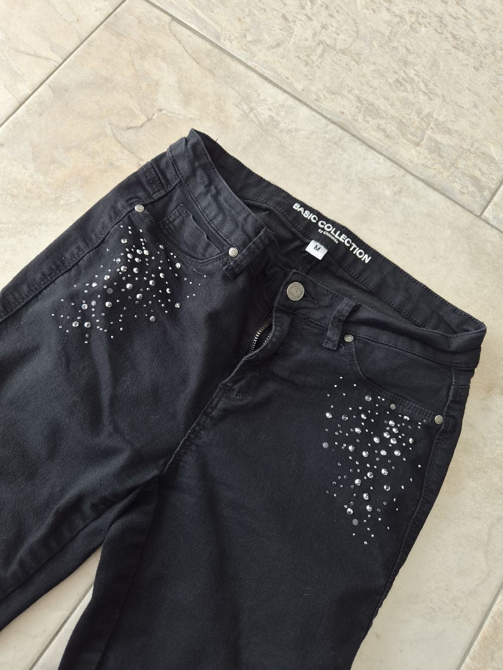 Pantaloni: Schwarze 3/4-Jeans mit Strass, Grösse M, Chicorée  – Usato da Niederrohrdorf venduto da Miripfiri 1