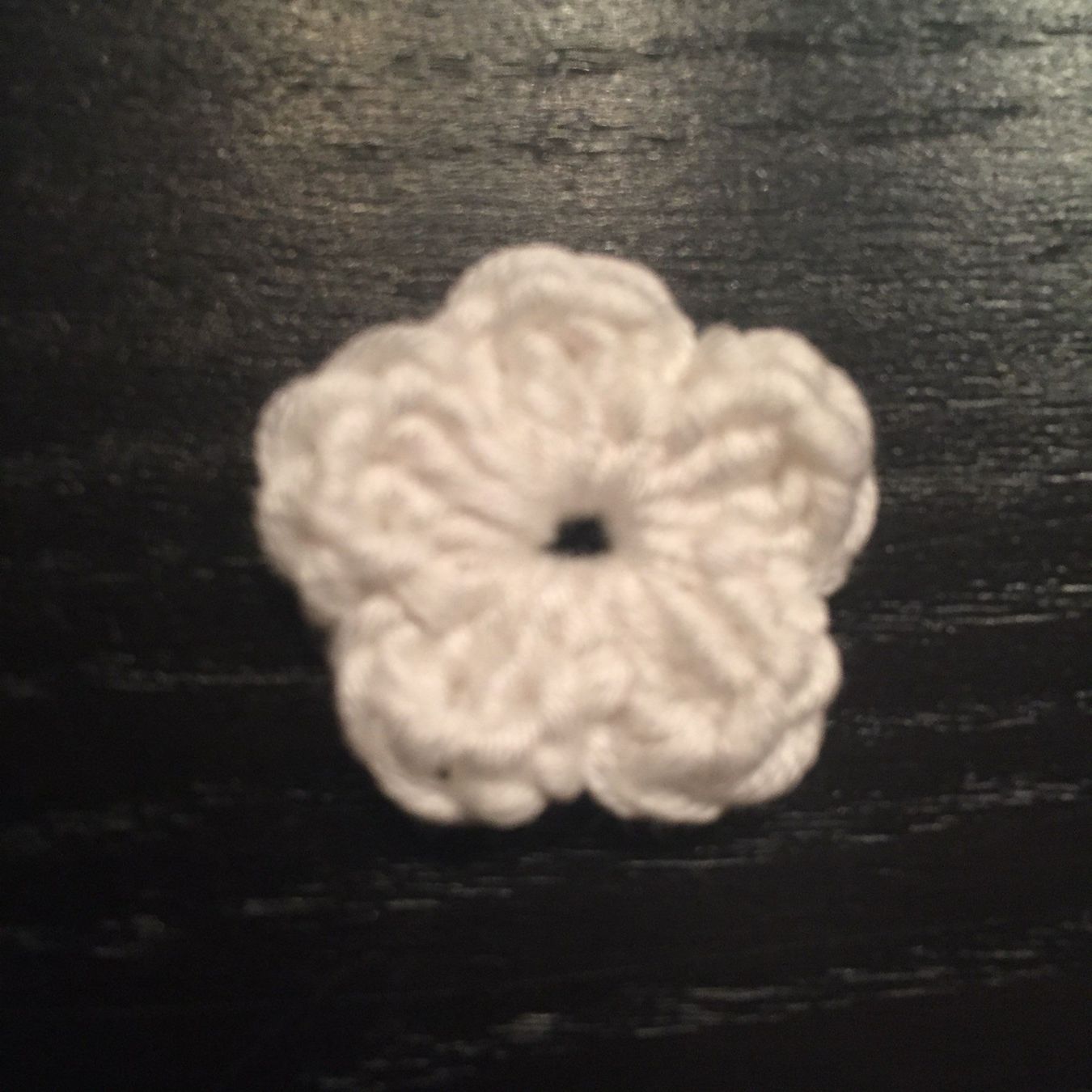 Toppe: 5x Blumen weiss gehäkelt, 25 mm – Nuovo e nell'imballaggio originale da Emmenbrücke venduto da swissmade-miracles 1