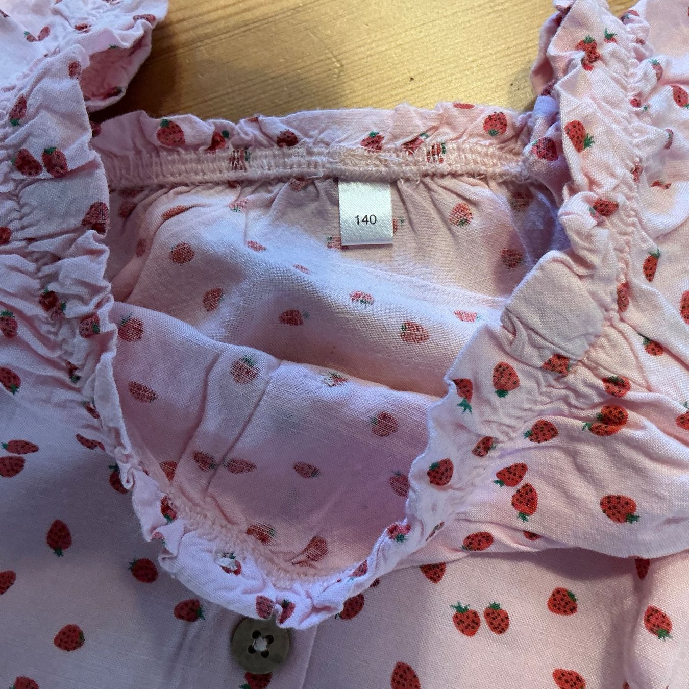C&A Camicette, T-shirt & Top: Leichte Sommer-Bluse mit Erdbeerenprint,  Gr. 140 – Usato da Aesch BL venduto da Fortexx 1