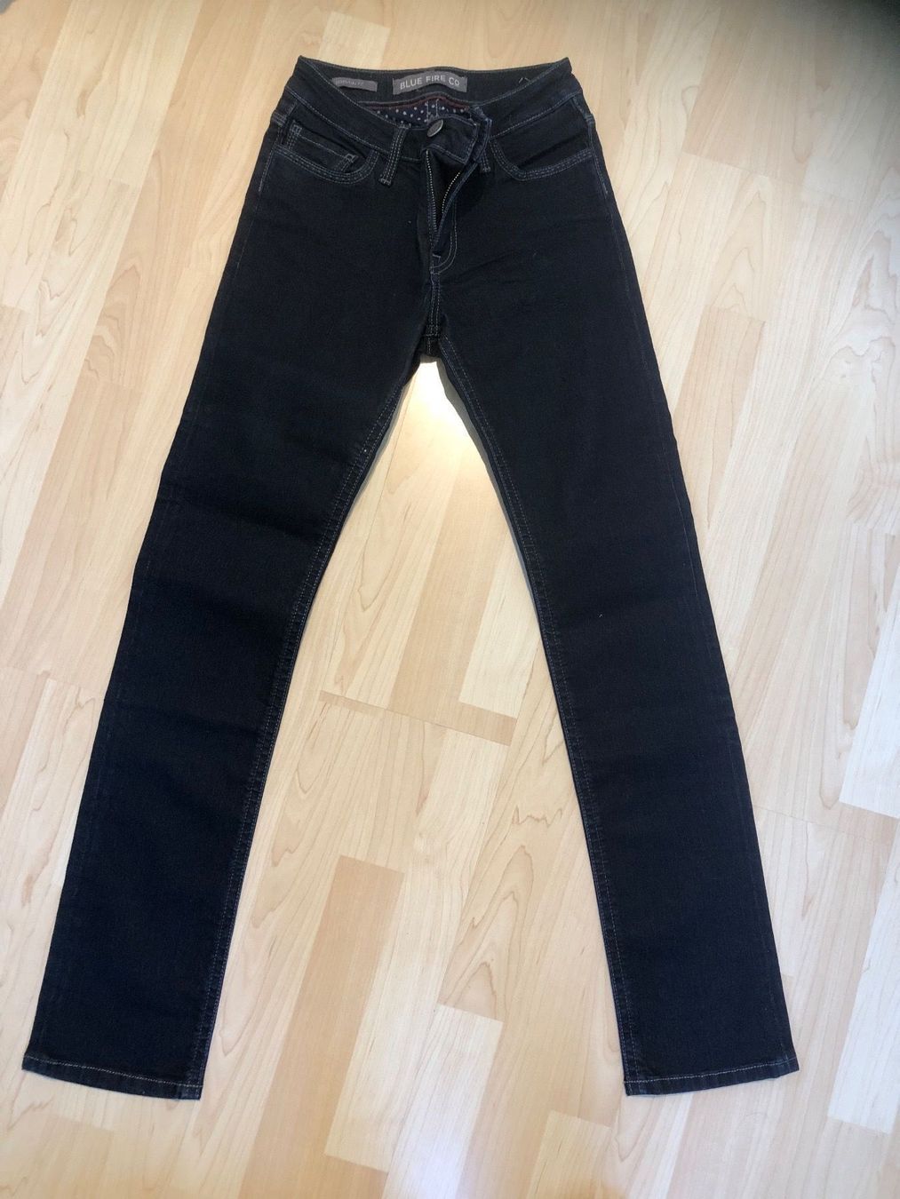 Jeans: Gerade Jeans Gr. 26/32 – Nuovo (secondo la descrizione) da Zell ZH venduto da Guffos