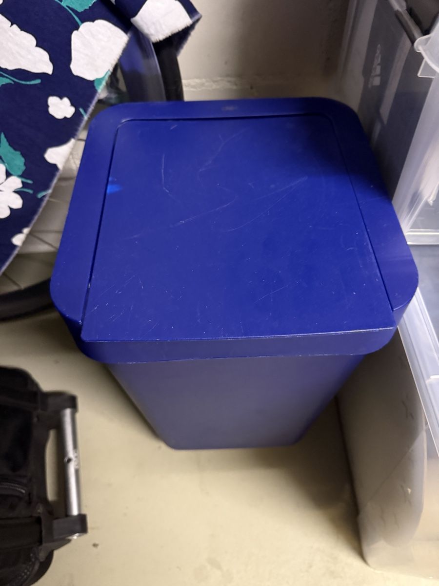Cestini per rifiuti: Blauer Mülleimer mit Deckel gebraucht – Usato da Aarwangen venduto da 313EminemD12