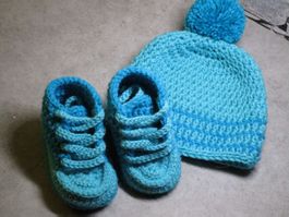 Set Babyschuhe und Mütze (4-7 Monaten)
