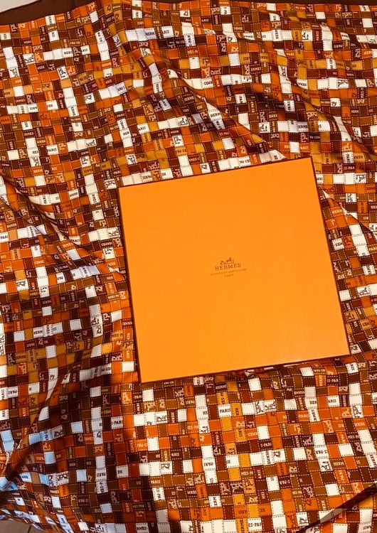 Châle Hermès Bolduc Au Carré En Cachemire Et Soie - 140x140 Cm, Occasion En Excellent état