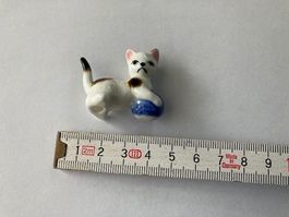 Katzenfigur weiss mit blauem Ball, Katze
