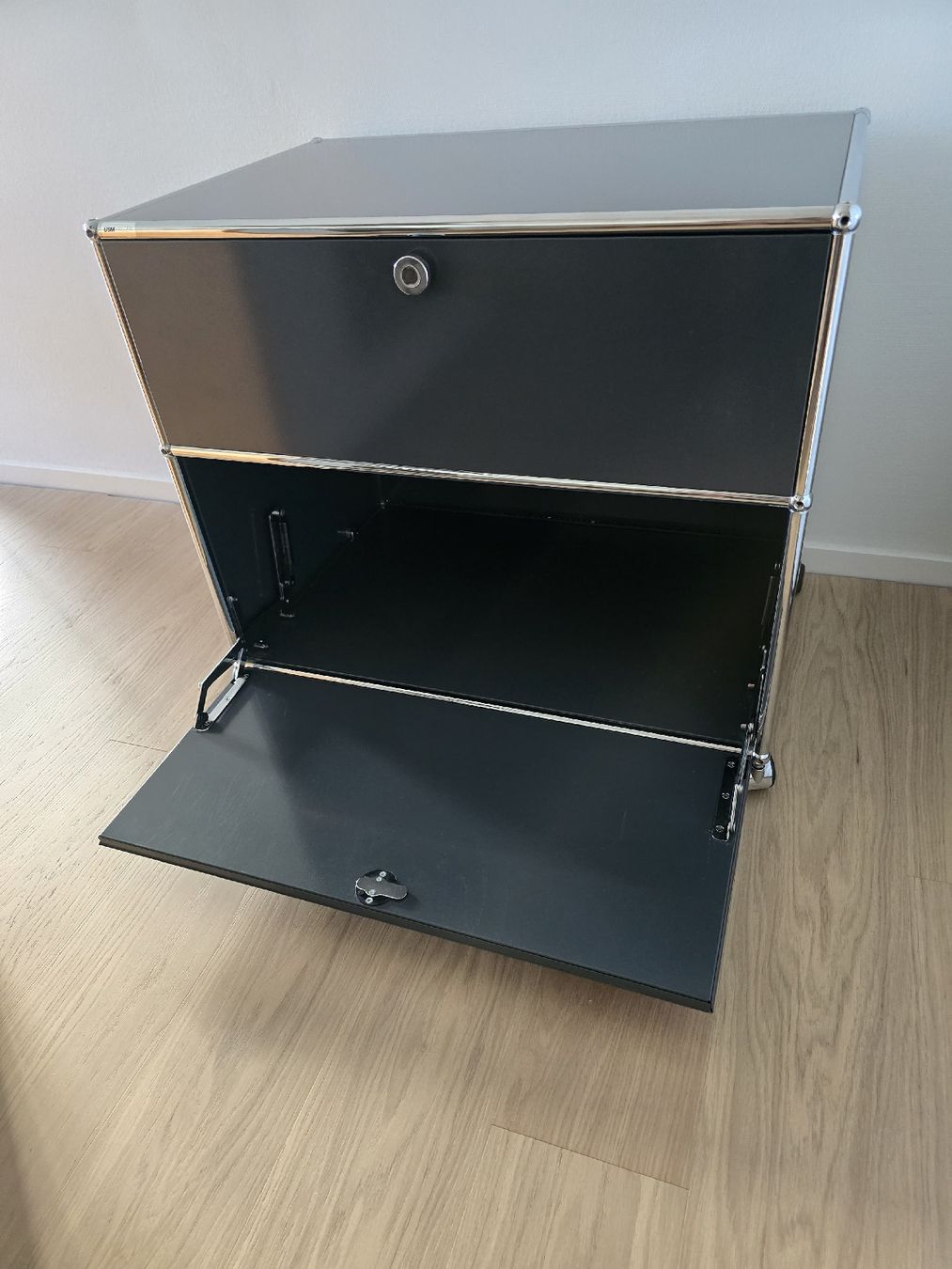 USM Scaffali: USM Haller Anthrazit mit Rollen – Usato da Basel venduto da caramello03 4