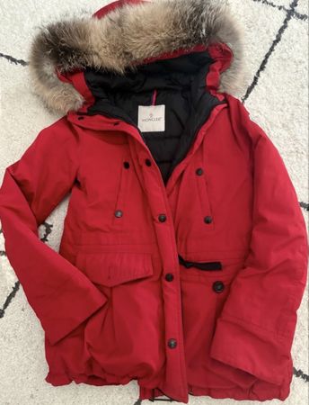 Moncler Red Winterjacke mit Pelzkappe, Größe 1