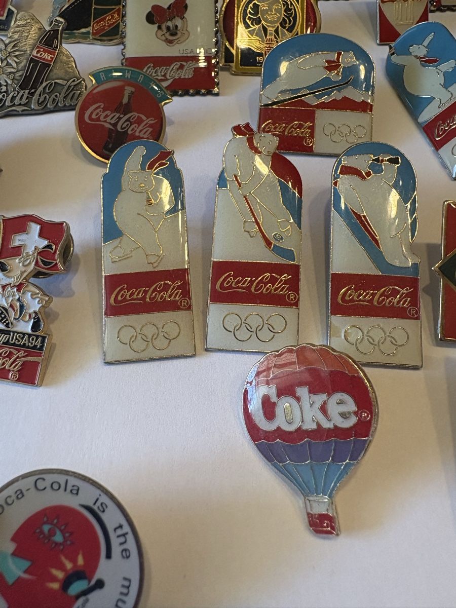 Broschen & Nadeln: Mehr als 40 Stuck coca Cola Pins – Gebraucht aus Murten von Tzaugg 4