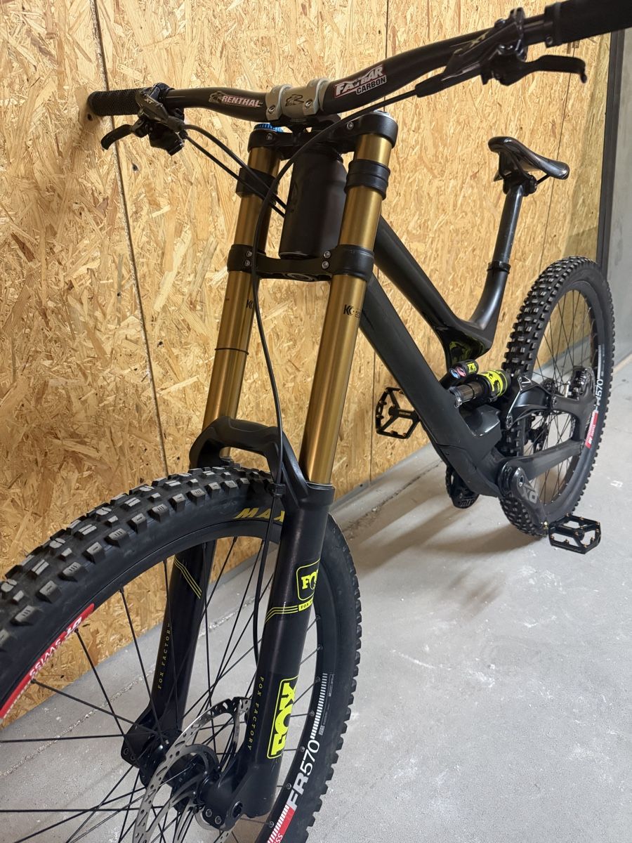 Specialized Biciclette: Specialized voll carbon downhill bike – Usato da Reinach AG venduto da Undercover162 5