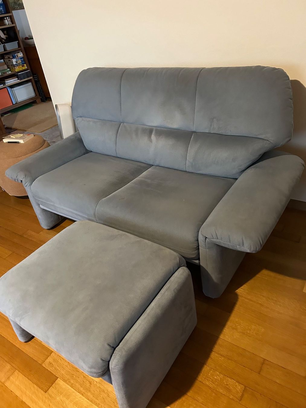 Sofas: Hellblaues Sofa aus Alcantarra – D'occasion à Rickenbach ZH par RaSaAnDa 1