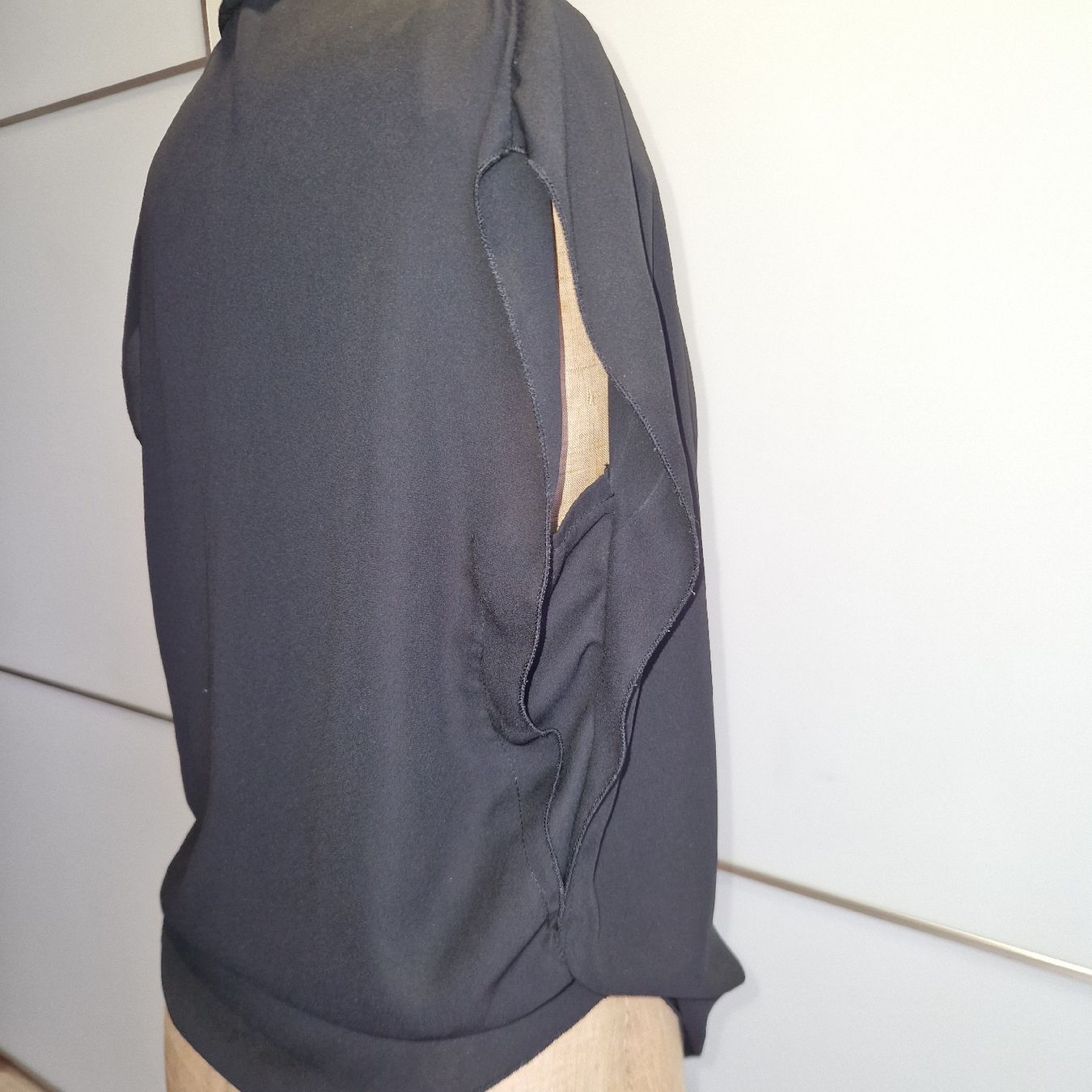 Camicette: Elegante, schwarze Sommerbluse mit Wasserfallausschnitt, S – Nuovo (secondo la descrizione) da Gwatt (Thun) venduto da Letzte-Chance-II 2