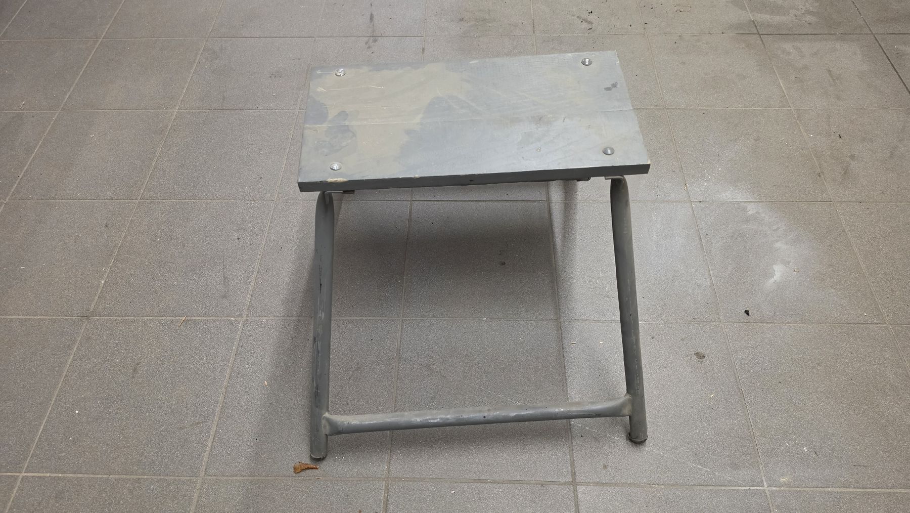Scale: Kleine robuste Trittstufe / Hocker aus Metall – Usato da Horn venduto da Bs1 1