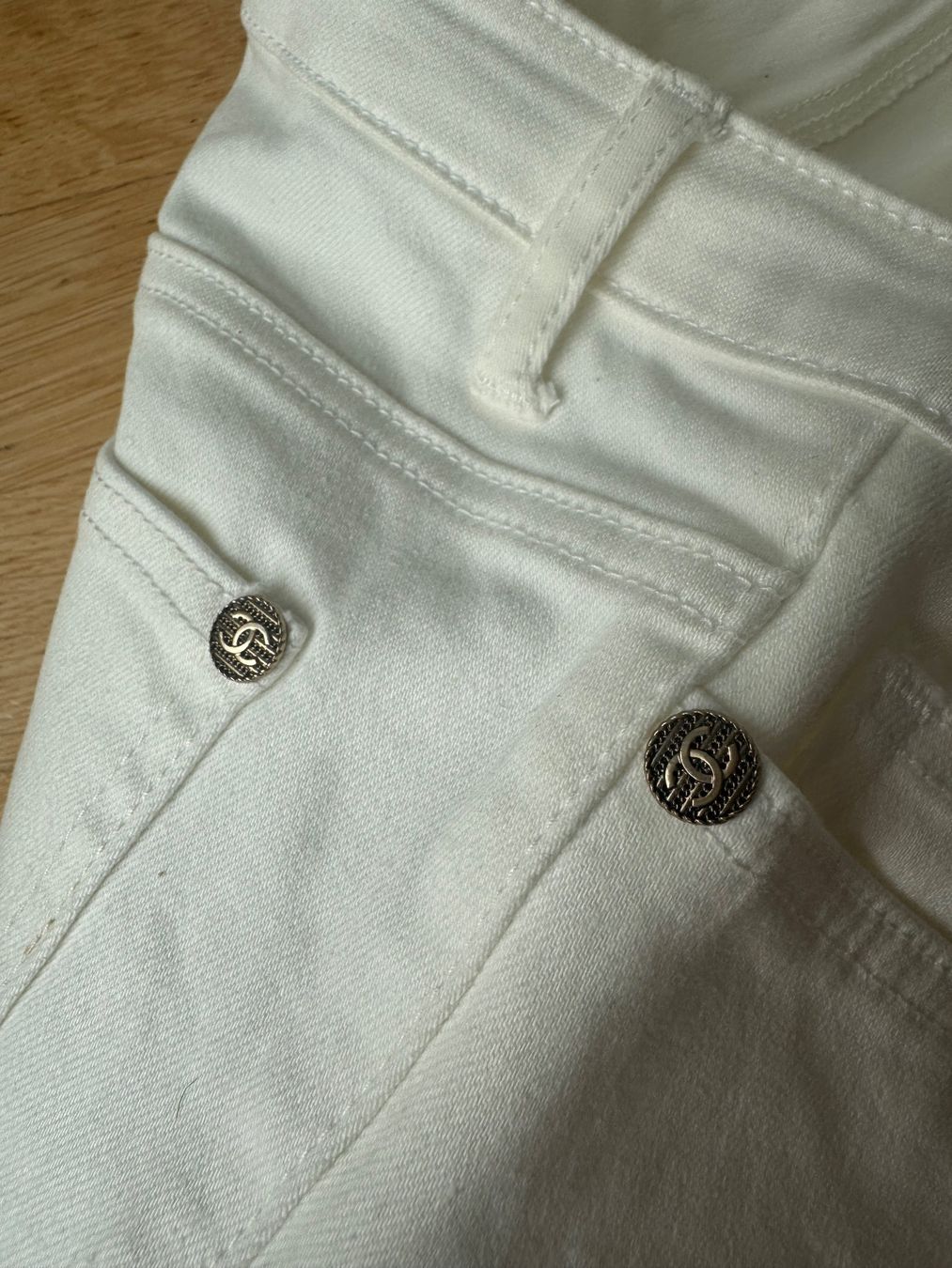 Chanel Jeans: Jeans Chanel neuf, taille 34 – Nuovo (secondo la descrizione) da Vufflens-Château venduto da Nad12 2