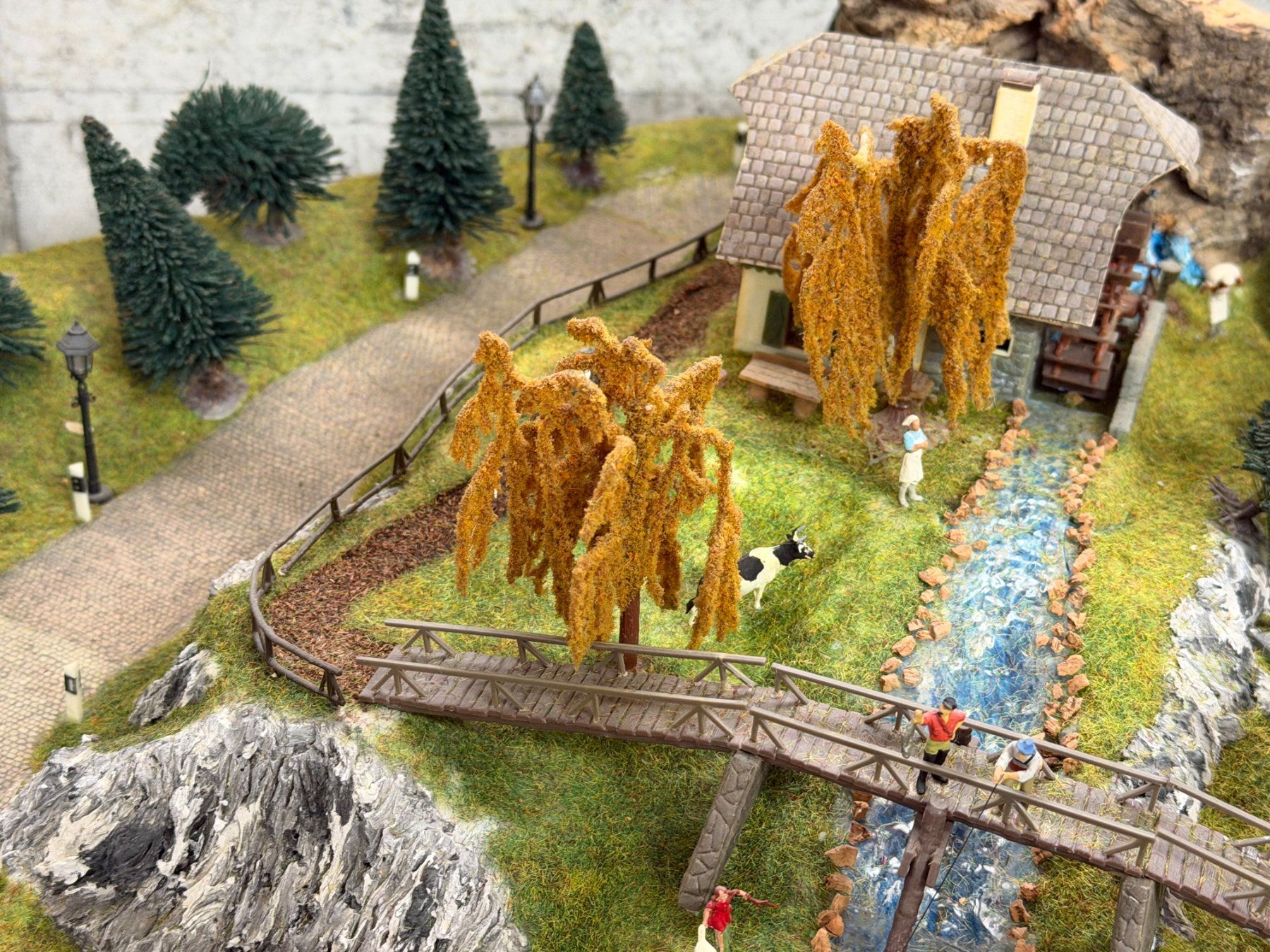 Modellini di ferrovie: Maquette paysage de train HO maison avec éclairage intérieur – Usato da Moutier venduto da Bora33 3
