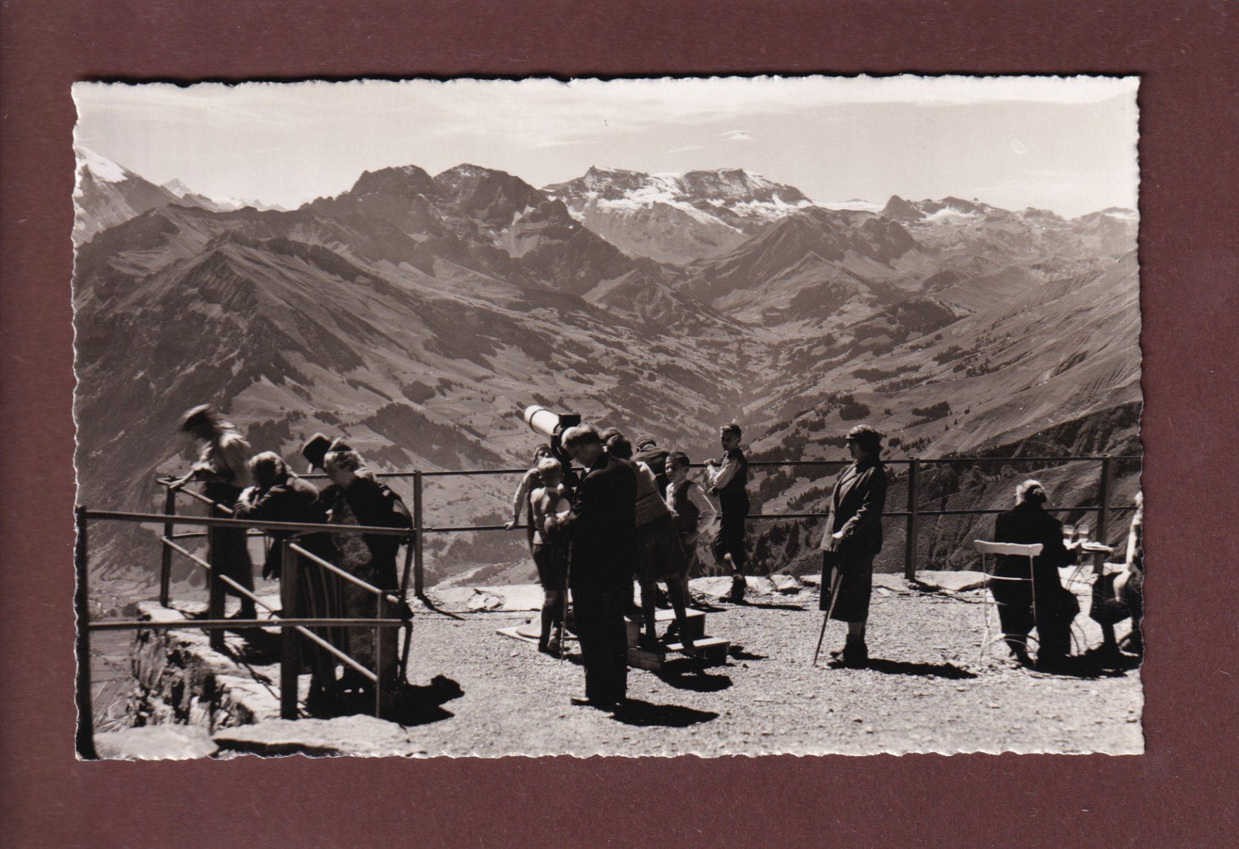 Cartoline postali: NIESEN-KULM - Hotelterrasse - Leute – Usato da Pully venduto da nicecards