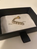 goldfarbenes Bauchnabelpiercing mit beweglichen Gliedern