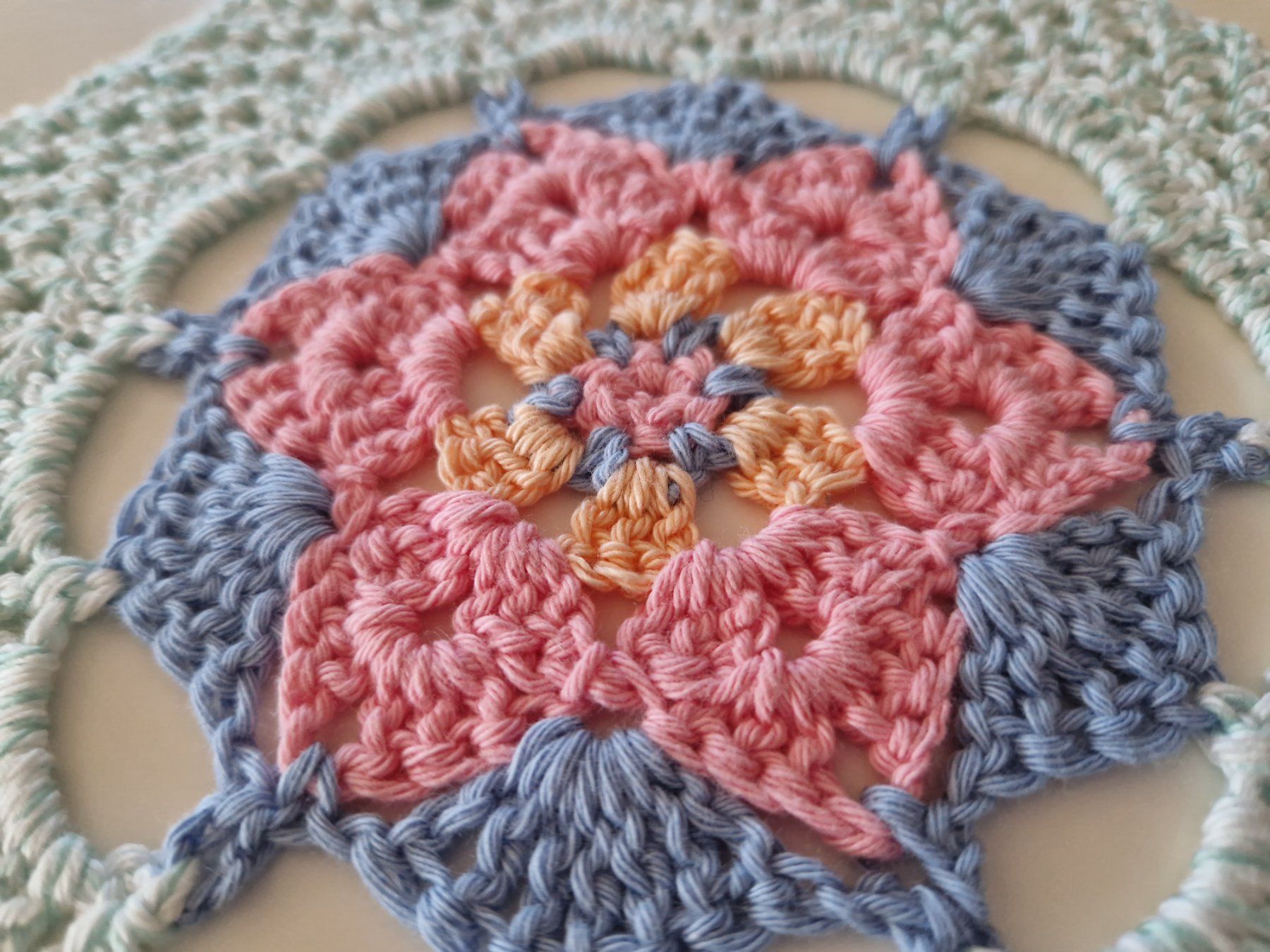Sottobicchieri: Handgemachtes Mandala, Doily, Untersetzer, Deko – Nuovo (secondo la descrizione) da Neuhausen am Rheinfall venduto da Alchimista 2