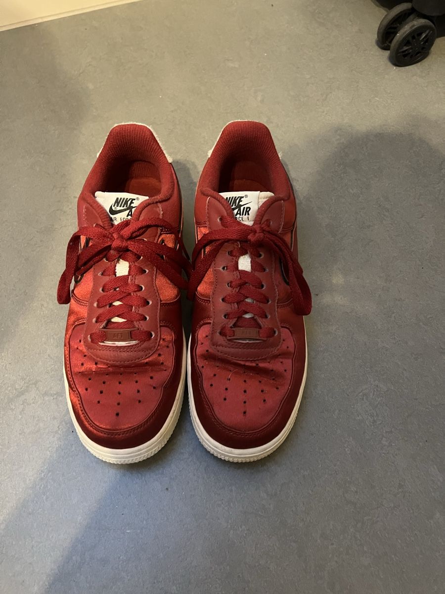 Nike Herrenschuhe: Nike Air Force 1 Satin rot – Gebraucht aus Therwil von LSign