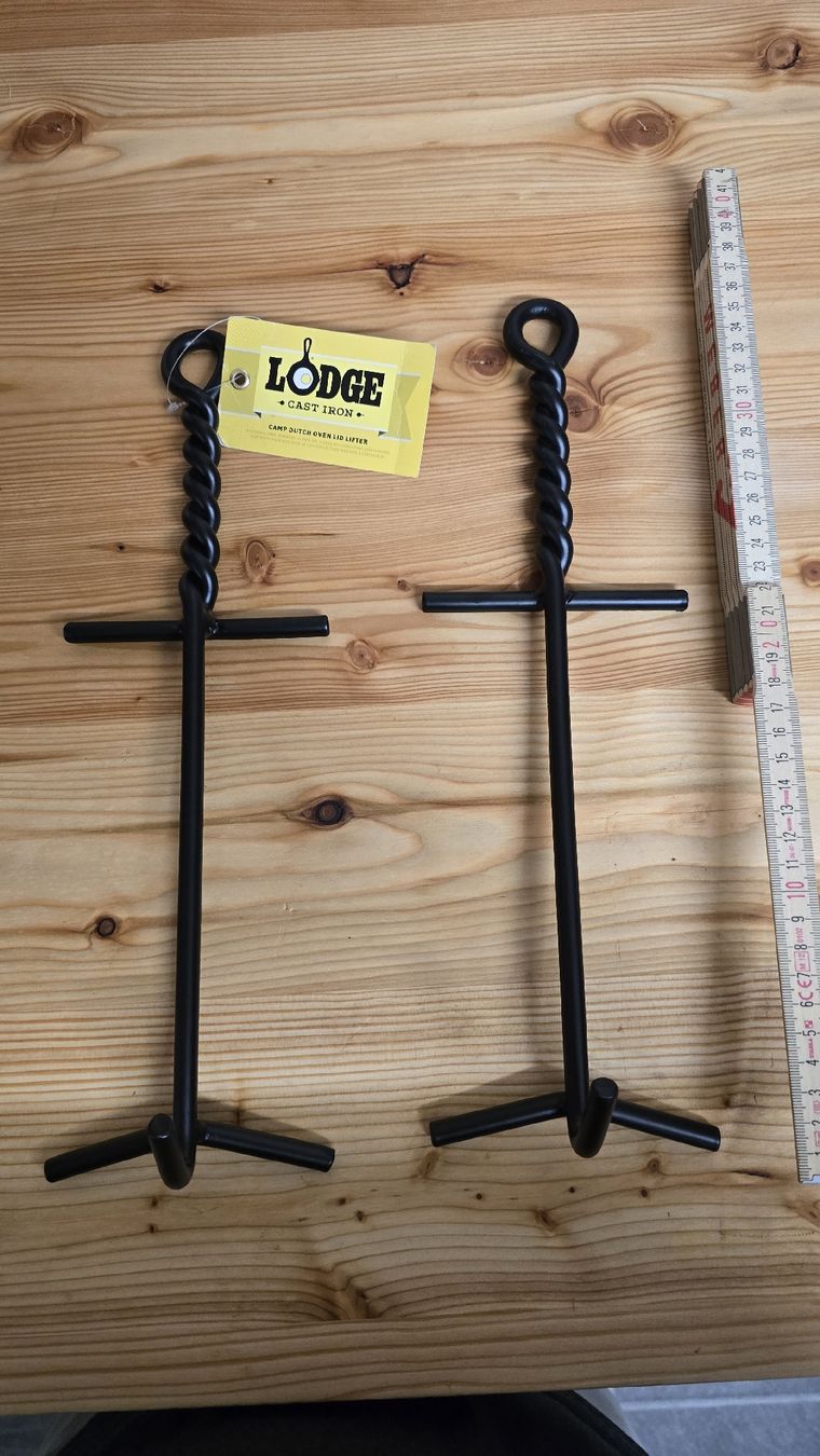Griglie: Logge, Camp Dutch Oven Lid Lifter – Nuovo e nell'imballaggio originale da Trimmis venduto da huettenwart