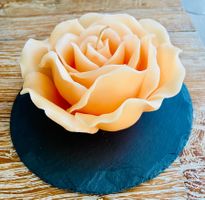Rosenkerze auf Schieferplatte