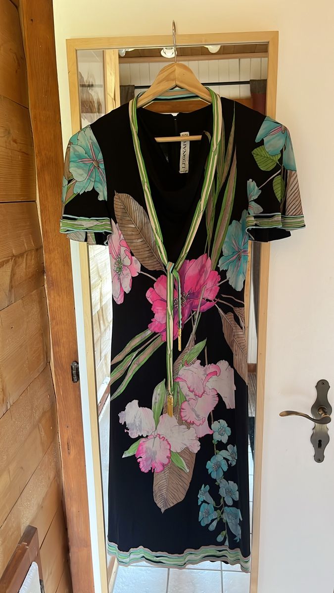 Vestiti: LEONARD Silk  floral pattern black pink blue – Usato da Leysin venduto da cecilegadd