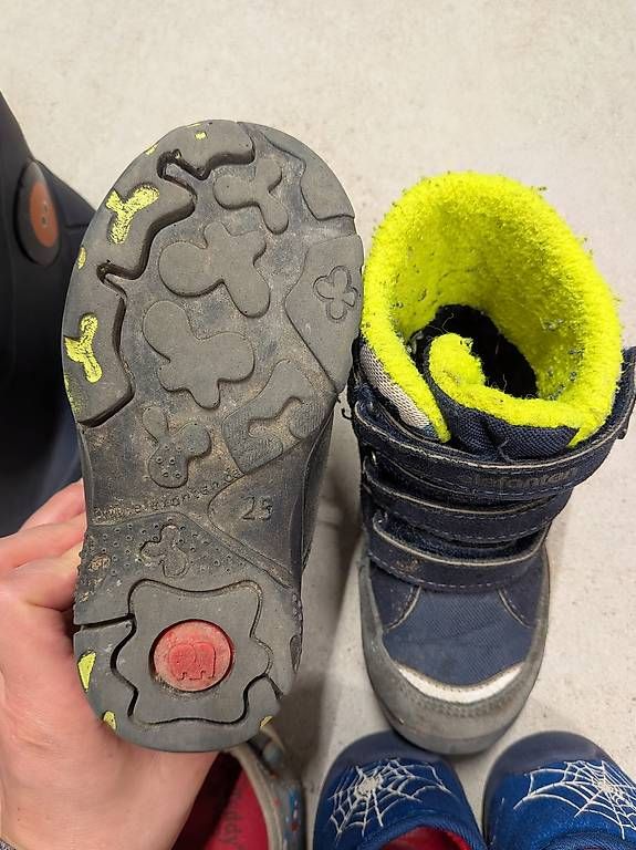 Scarpe per ragazzi: Jungen Schuhe Gr. 25 – Usato da Aesch BL venduto da NadiaE02 2