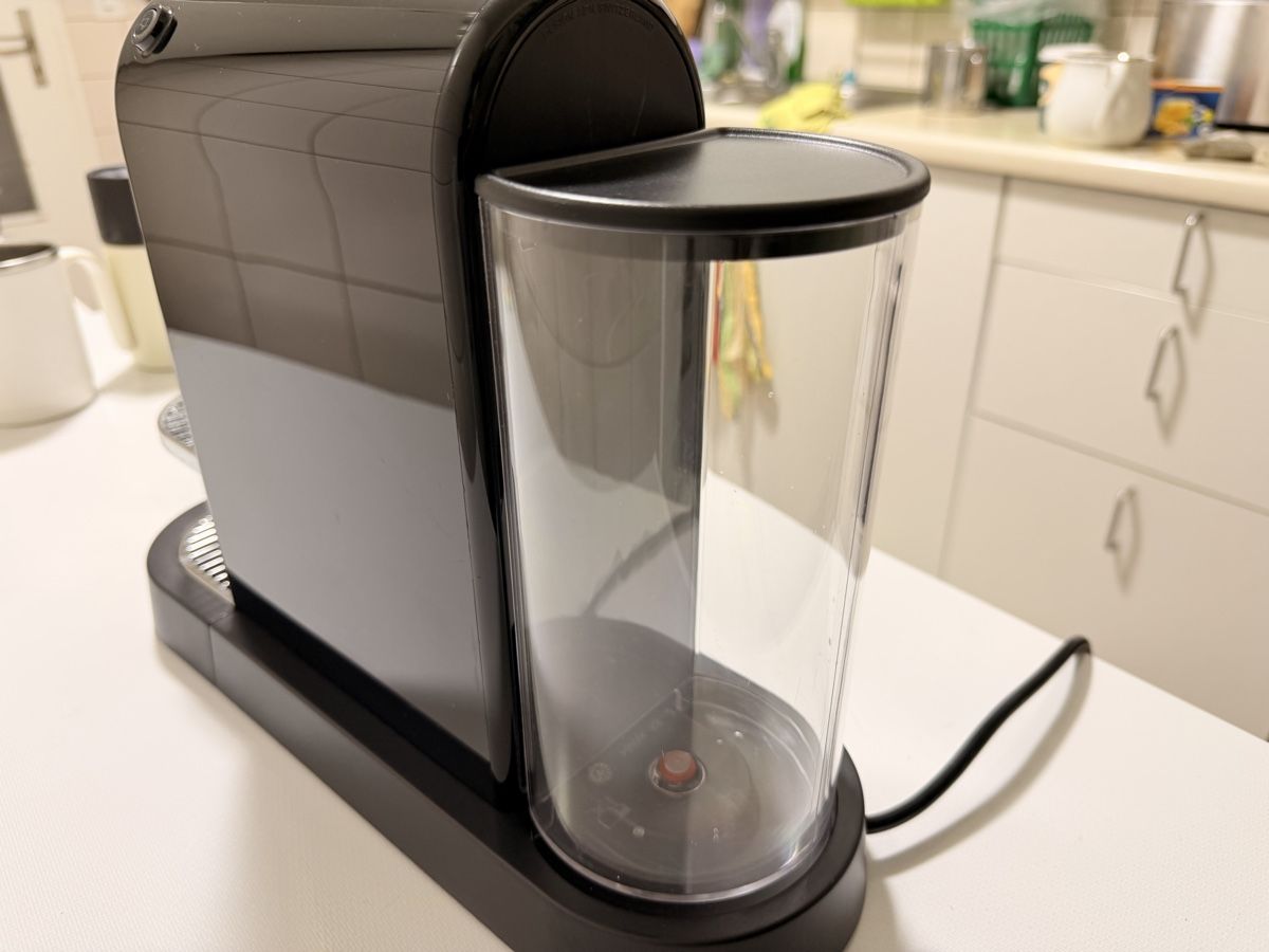 Kaffeemaschinen & Espressomaschinen: Machine à café Nespresso Pixie noire, état neuf – Neu (gemäss Beschreibung) aus Ecublens VD von djromeo02 3