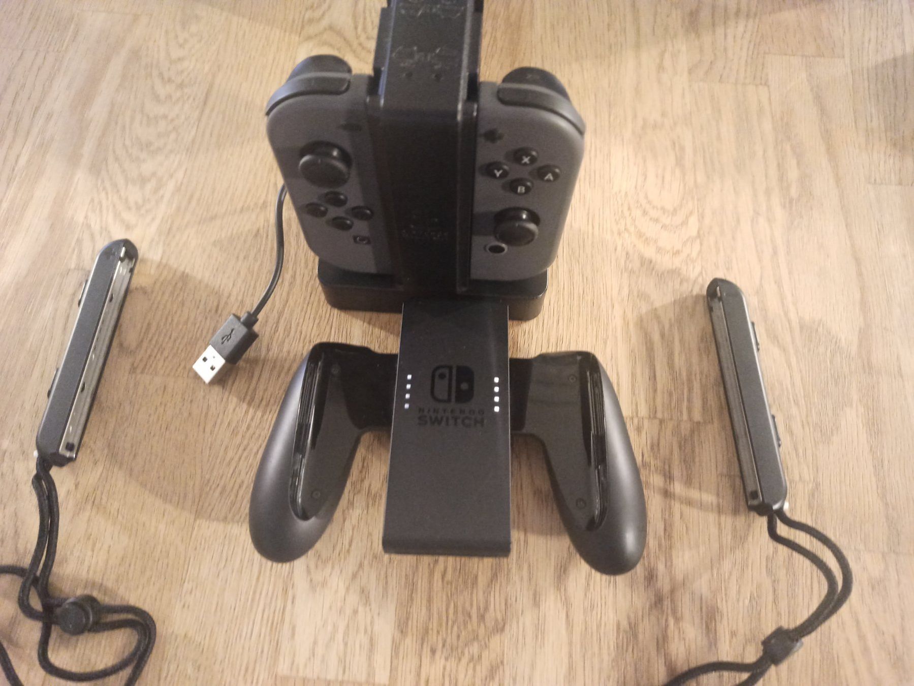 Nintendo Controller: Original Nintendo Switch Joy-Con Set - Ladestation -Grip NSW – Usato da Oberweningen venduto da mar_87mx