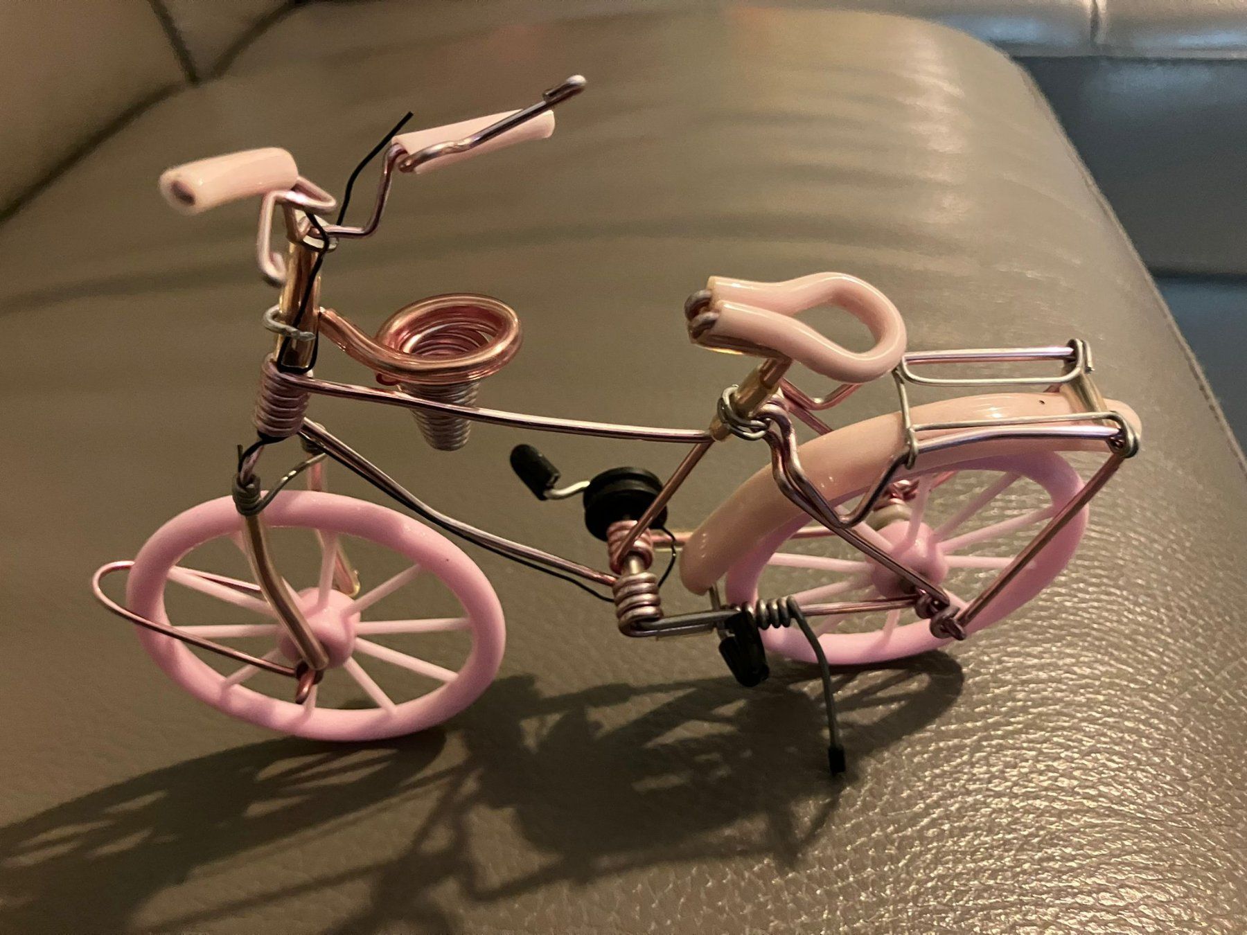 Tutte le decorazioni: Piccola bicicletta rosa in metallo e plastica – Usato da Melano venduto da H-Sara