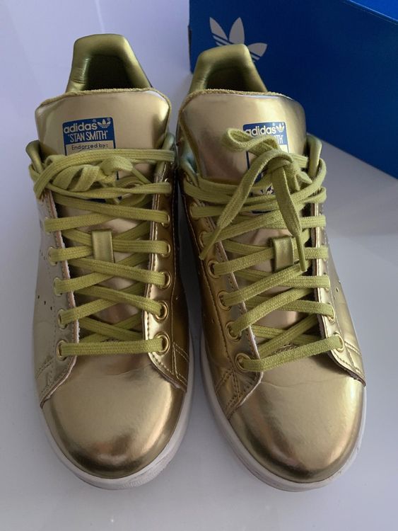 Goldene Sneaker