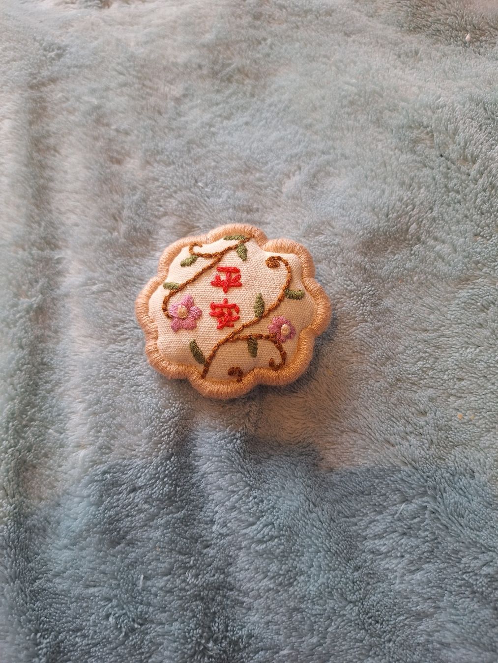 Tutte le decorazioni: Mini coussin brodé à la main – Nuovo (secondo la descrizione) da Martigny venduto da fau_678l