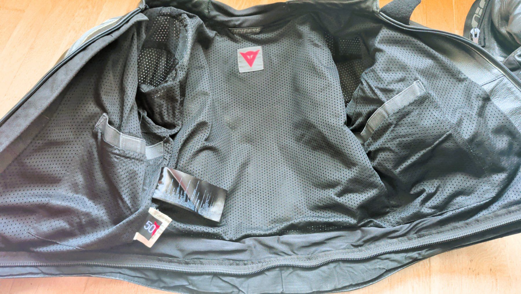 Dainese Anzüge: Lederkombi Dainese 2-teilig Gr.50 – Gebraucht aus Bern von olli964 2
