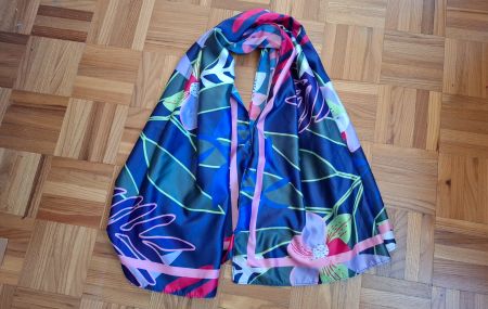 Foulard bleu à fleurs Manor Woman/Blumenschal blau Manor Wom