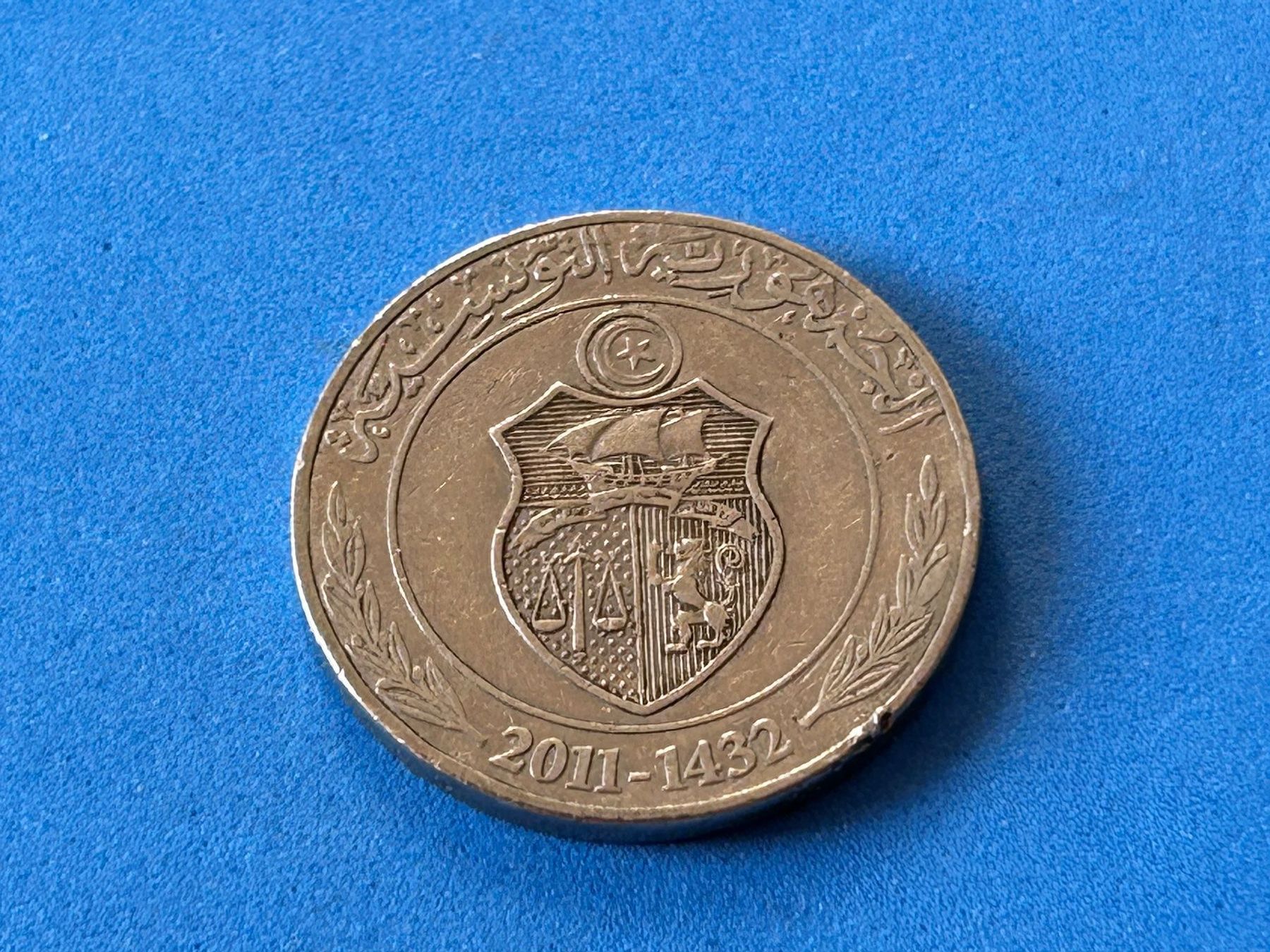 Alle Münzen: Tunisia - 1 Dinar - 2011 [Circulated] – Gebraucht aus Corcelles NE von AJKader 3