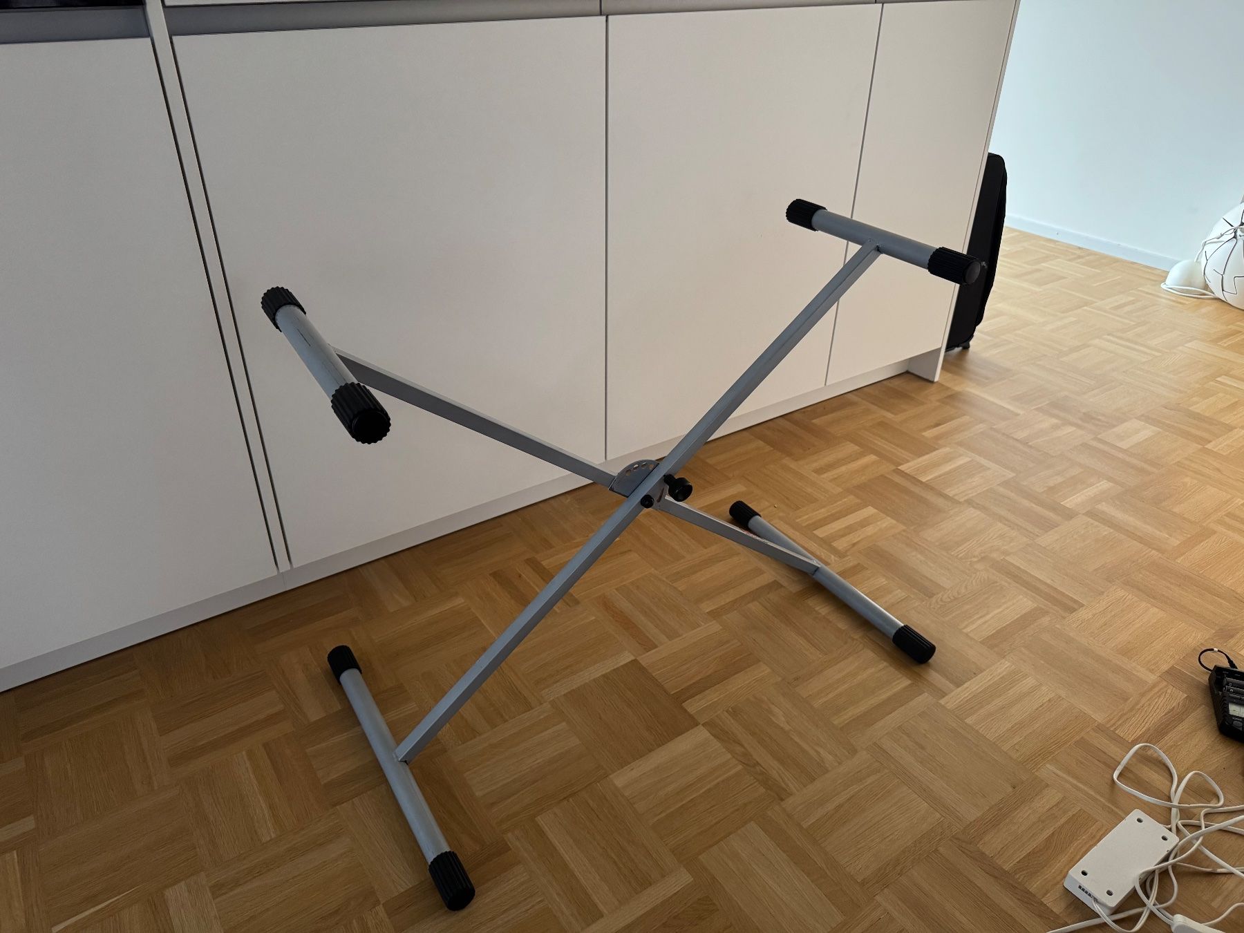 Supporti per strumenti musicali & leggii: Keyboardständer / Keyboard-X-Ständer (Silber) – Usato da Oberriet SG venduto da juh_gw9t