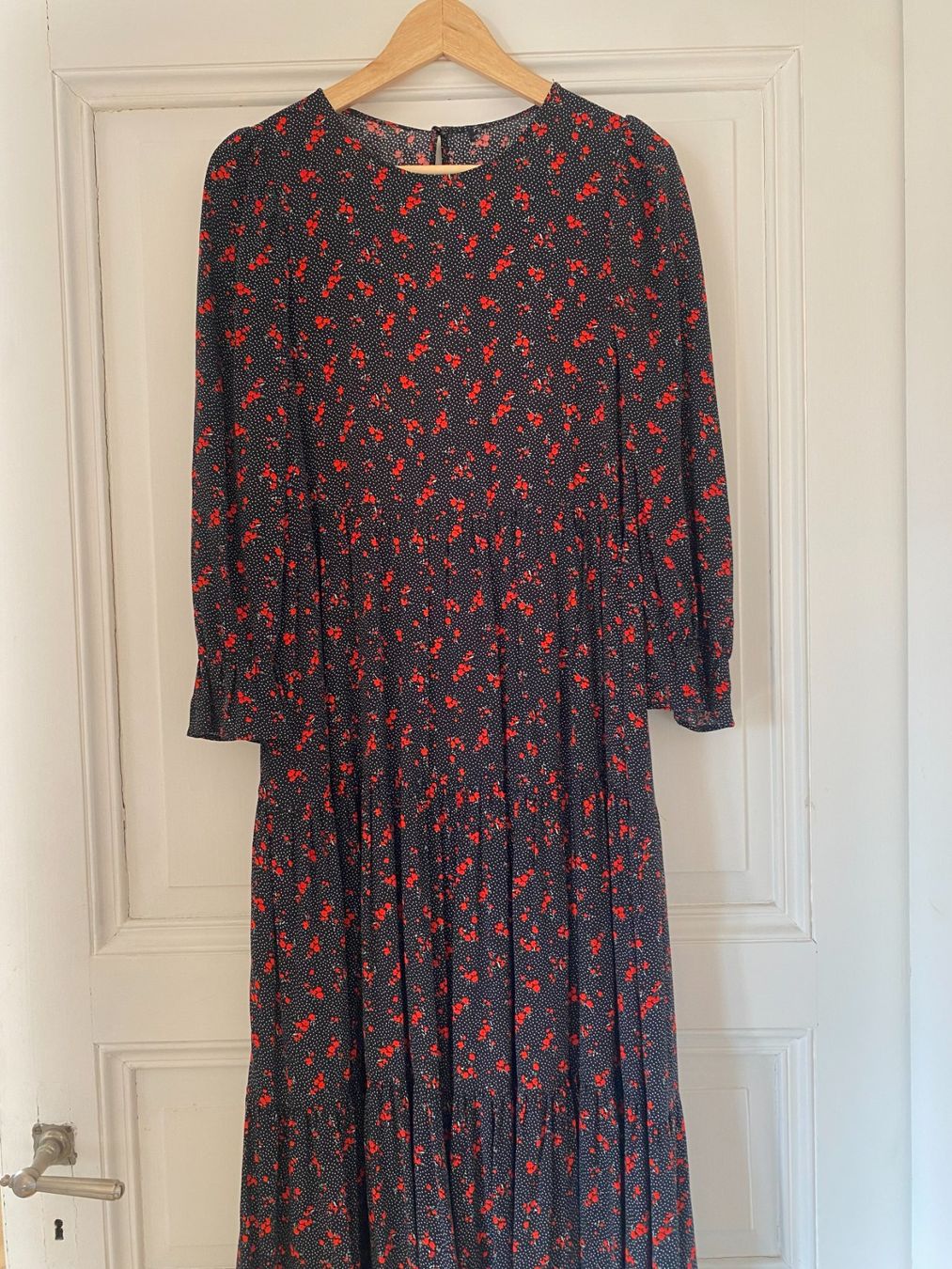 Vestiti: SCHWARZES MIDIKLEID MIT ROTEN BLUMEN – Usato da Zürich venduto da ilj_b22t 2